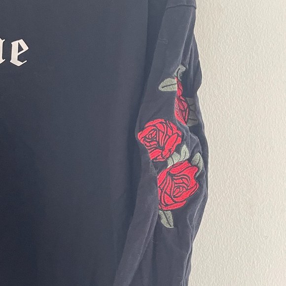 🌸 Women's Long Sleeve Black Crop Top with Rose Print Design. - Picture 3 of 3